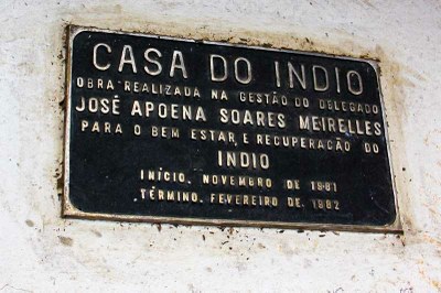 Foto mostra placa com data da inauguração da casa do índio