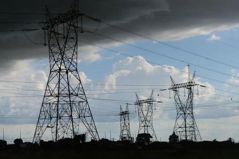 Foto de torres e linhas de transmissão de energia