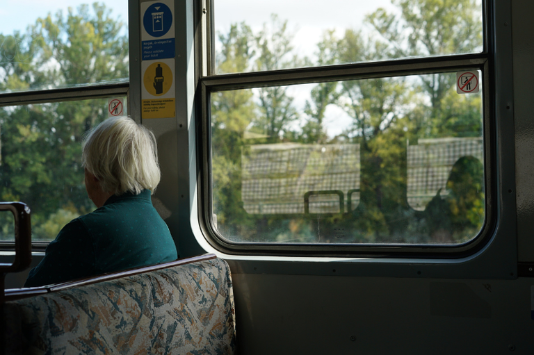 Foto mostra uma pessoa idosa a borda de um ônibus