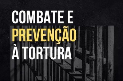 A imagem apresenta um fundo escuro com uma visão parcial de barras de prisão à direita. Sobreposto em texto amarelo em negrito estão as palavras “COMBATE E PREVENÇÃO À TORTURA”.
