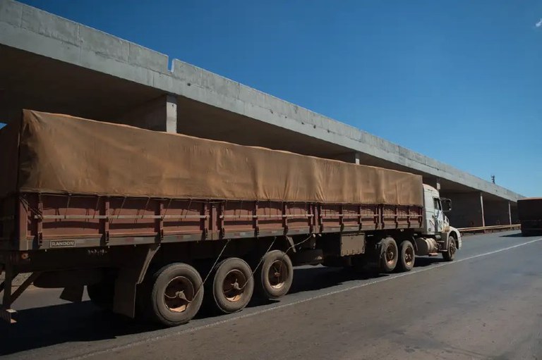 Foto mostra um caminhão de carga na rodovia
