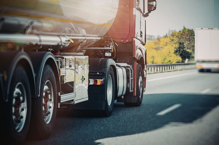 Foto mostra em detalhe um caminhão pesado na rodovia
