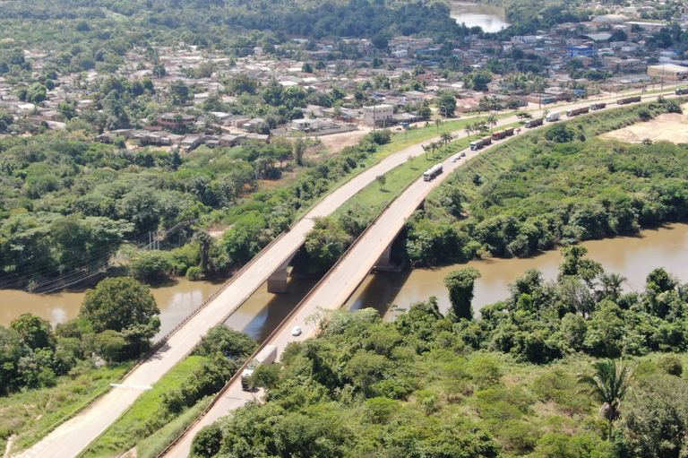 Imagem aérea da Ponte sobre o Rio Candeias do Jamari