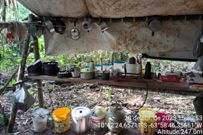 Foto de alguns equipamentos presentes no acampamento de invasores da área.