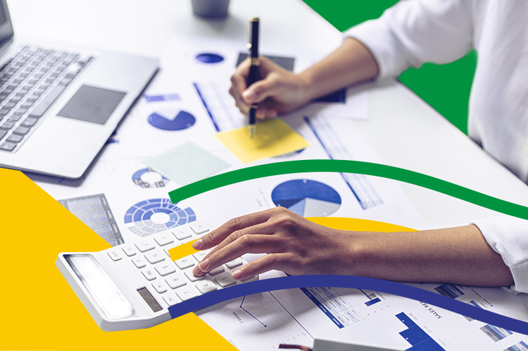 Arte mostra detalhe um pessoa fazendo cálculos em um calculadora, a mesa com relatórios e um computador