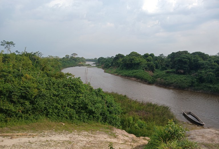 rio e barco.jpg