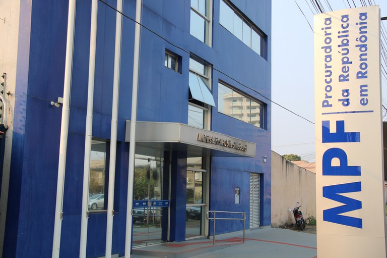 Fotografia mostra fachada do prédio do MPF, com totem com o nome do órgão público e a porta de entrada.