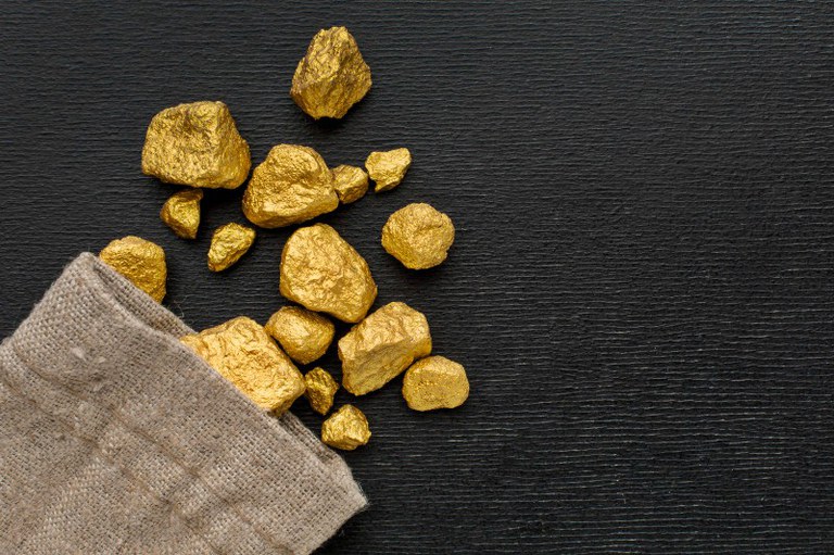 Foto mostra pequenas pepitas de ouro
