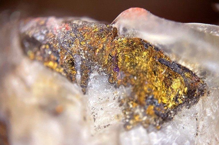 Foto mostra uma pepita de ouro em estado bruto