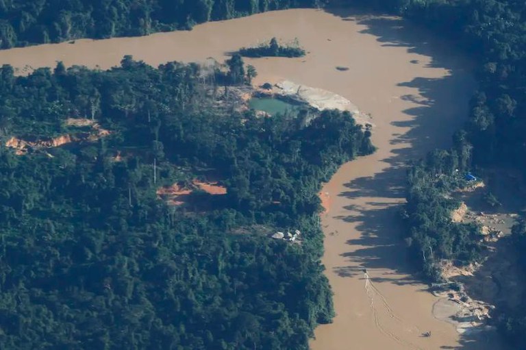 Foto aérea de um rio com vegetação