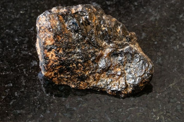 Foto mostra uma pedra de cassiterita