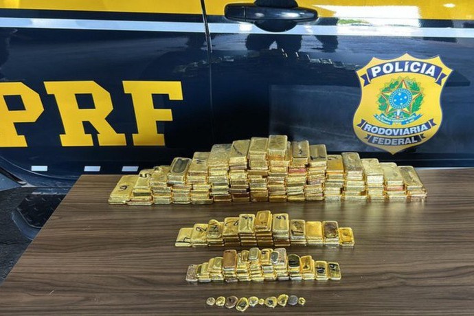 Foto mostra barras de ouro em cima do capô de um carro da PRF.