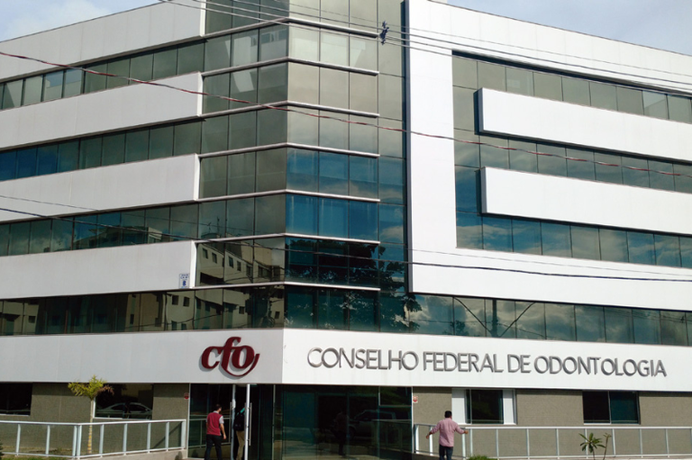 foto mostra prédio espelhado e na fachada está escrito Conselho Federal de Odontologia