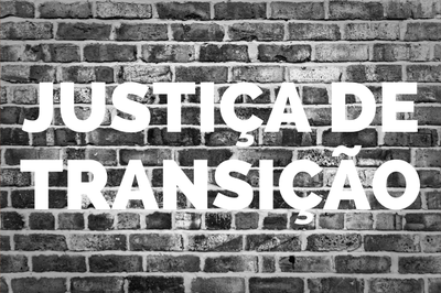 Arte mostra uma fotografia de um muro, com os tijolos em preto e branco, e, sobre essa imagem, os dizeres "Justiça de Transição" em letras brancas.