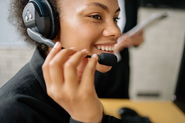 Atendente de callcenter sorridente