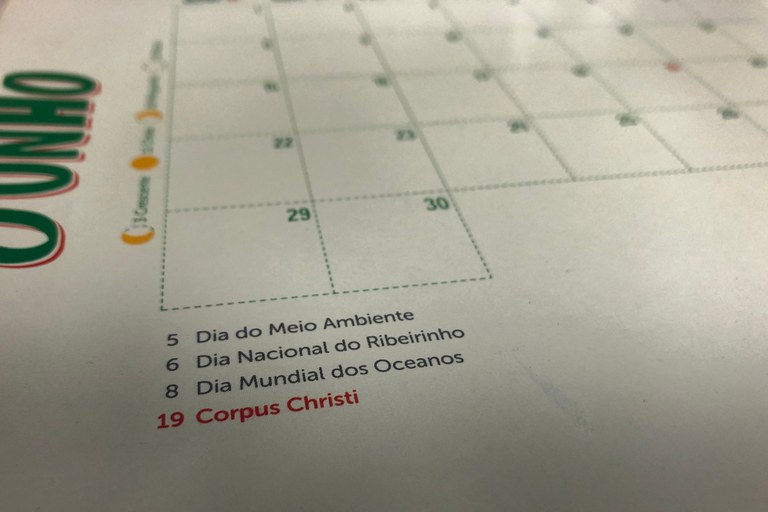 Imagem de um calendário com o mês de Junho de 2025, e em destaque, a informação de que Corpus Christi, em vermelho, dia 19, é feriado