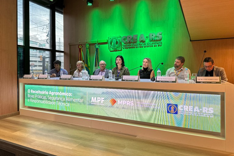 Foto da mesa de abertura do evento