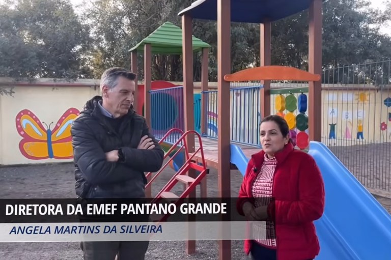 O procurador da República Bruno Alexandre Gütschow conversa com Angela Martins da Silveira, diretora da EMEF Pantano Grande, durante entrevista gravada em vídeo