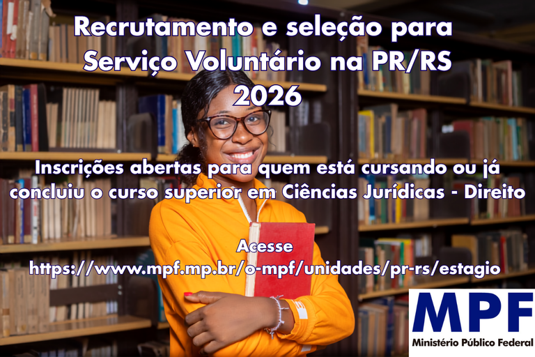 Estudante negra de óculos sorridente na frente de estante de livros com o texto Recrutamento e seleção para Serviço Voluntário na PR/RS - 2026 sobre ela