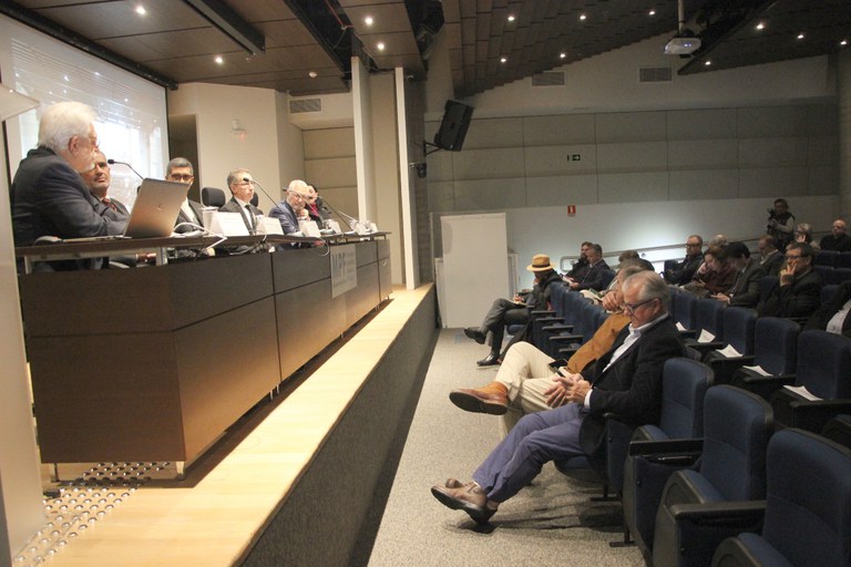 Foto mostra integrantes do evento compondo mesa de abertura