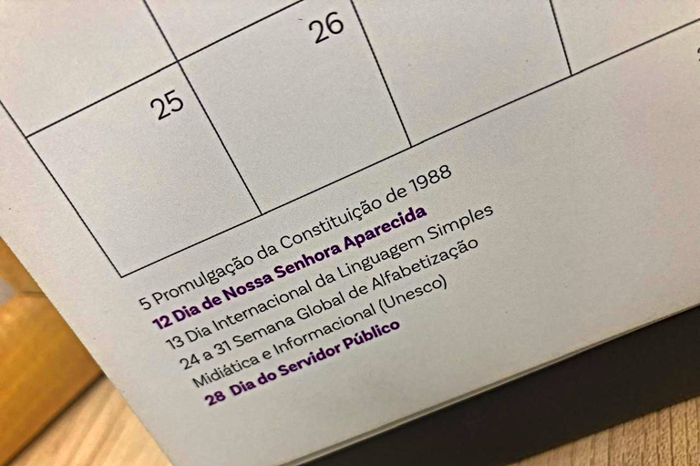 Página de calendário informando que o 12 de outubro é feriado de Nossa Senhora Aparecida