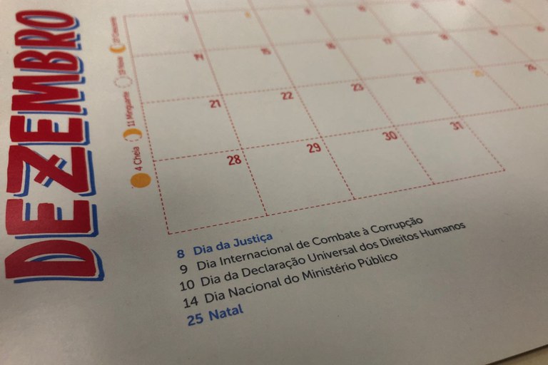 Imagem de um calendário de dezembro de 2025 com o dia 8 em destaque.