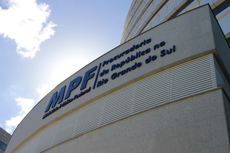 Fachada frontal da Procuradoria da República no Rio Grande do Sul, em Porto Alegre, com céu azul ao fundo