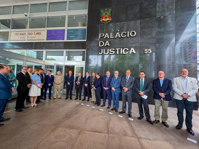 Fotos mostra representantes do Sistema de Justiça reunidos em ato em frente ao Palácio da Justiça