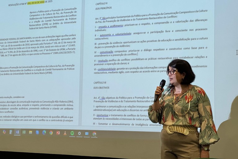 A procuradora da República Luciane Goulart de Oliveira, da PRM Santa Rosa, fala durante a  audiência pública realizada na Universidade Federal de Santa Maria (UFSM)