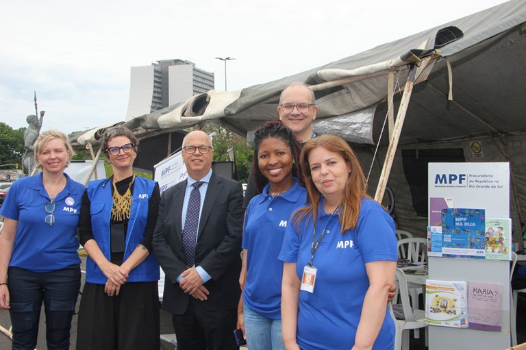 Foto mostra equipe do MPF, ao lado do PRDC, participando do evento PopRuaJud, em frente ao local de atendimento do órgão