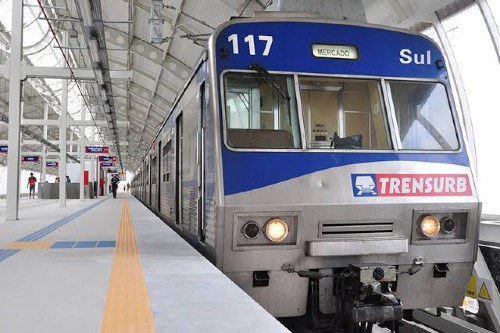 Foto mostra uma trem da Trensurb na plataforma
