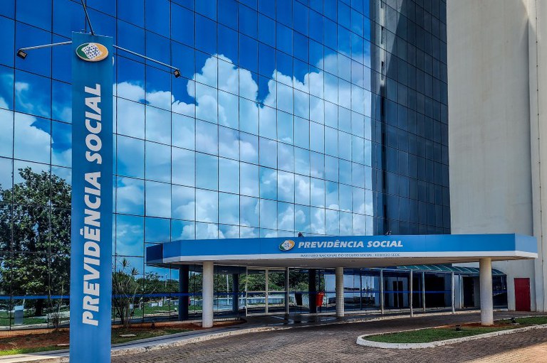 Foto mostra fachada do prédio do INSS em Brasília