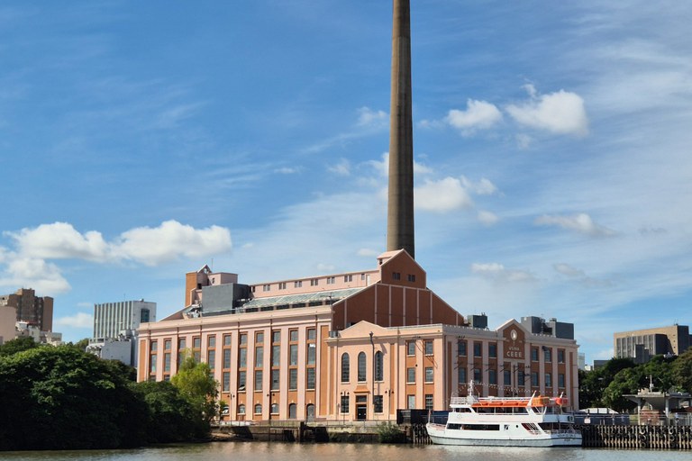 Foto mostra o prédio da Usina do Gasômetro, em Porto Alegre, vista pelo rio Guaíba