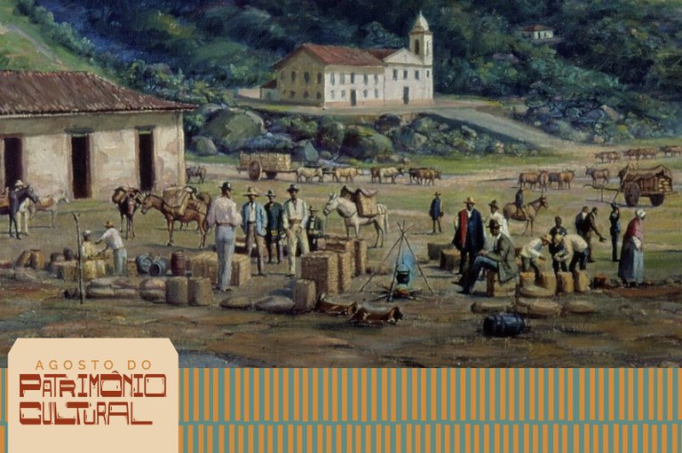 Pintura a óleo histórica representando a rotina do tropeirismo em uma praça de terra batida. Em primeiro plano e ao centro, diversos tropeiros de chapéu conversam e manipulam barris e fardos de carga ao lado de mulas arreadas, enquanto um caldeirão cozinha sobre um tripé de madeira com fogueira. À esquerda, há uma casa colonial térrea com telhado de telhas de barro e grandes portas e janelas de madeira. Ao fundo, veem-se boiadas, carroças, colinas arborizadas e uma grande edificação colonial branca com torre sineira. No canto inferior esquerdo, sobre uma faixa decorativa listrada em azul e laranja na base, há um selo bege com os dizeres "AGOSTO DO PATRIMÔNIO CULTURAL" em letras marrons estilizadas.