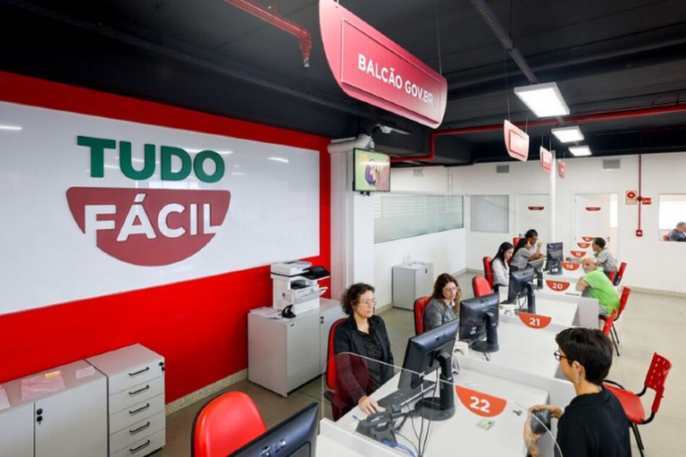 Foto mostra fachada do Tudo Fácil com um balcão específico de atendimento gov.br