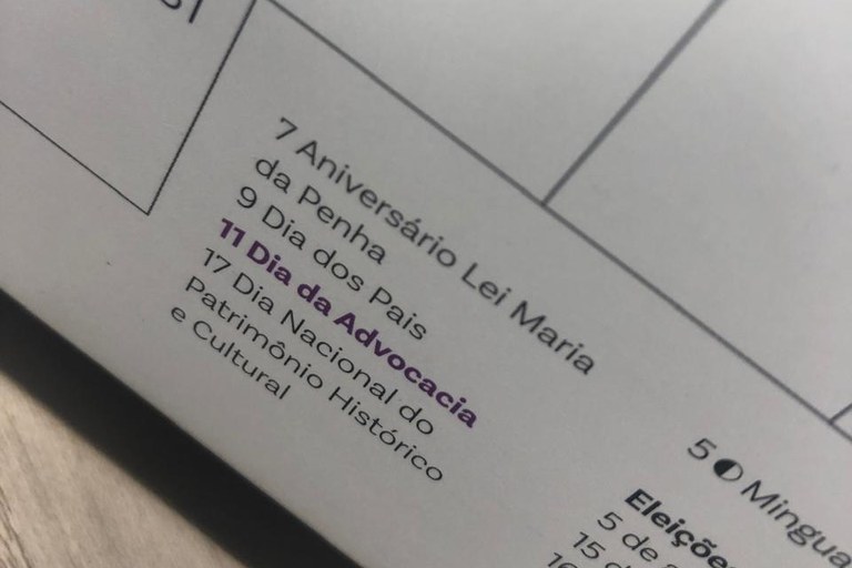 Folha de calendário com a data 11 DE AGOSTO em destaque
