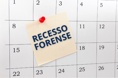 Imagem de um calendário com post-it escrito "recesso forense".