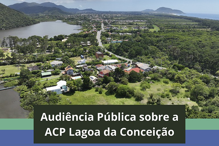 À esquerda da foto, uma lagoa cercada por vegetação e algumas casas. No centro da imagem, uma rodovia que passa próximo à lagoa. À direita e ao fundo, uma praia e algumas montanhas.