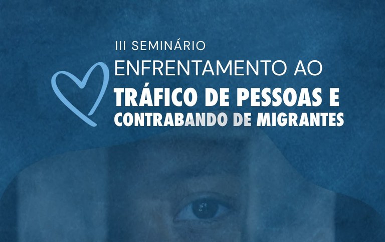 banner promocional em tons de azul sobreposto ao olhar sutil e sombreado de uma pessoa, destacando no lado esquerdo a ilustração estilizada de um coração desenhado com traços simples em azul-claro. Ao lado do ícone, em letras maiúsculas e brancas, lê-se o título institucional: "III SEMINÁRIO ENFRENTAMENTO AO TRÁFICO DE PESSOAS E CONTRABANDO DE MIGRANTES", distribuído em quatro linhas com destaque em negrito para os termos principais.