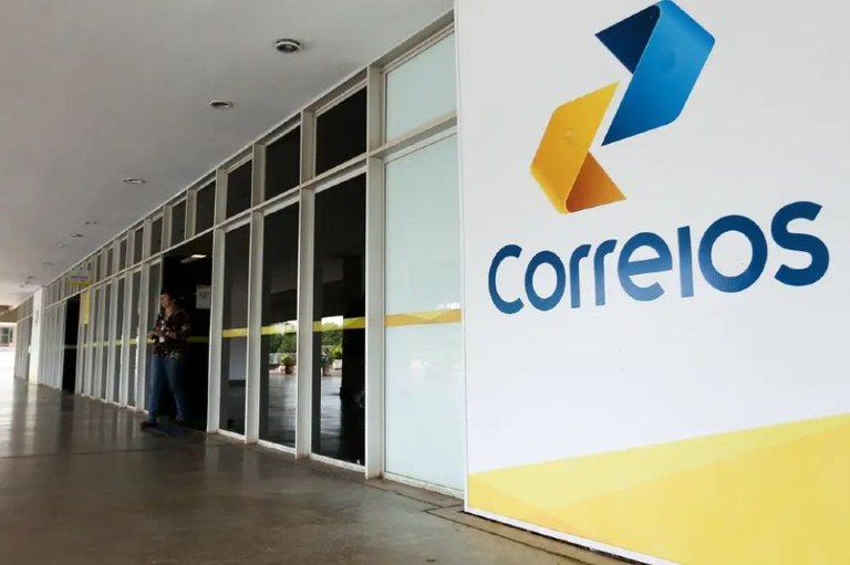 Foto mostra agência dos Correios com a logo do órgão em destaque