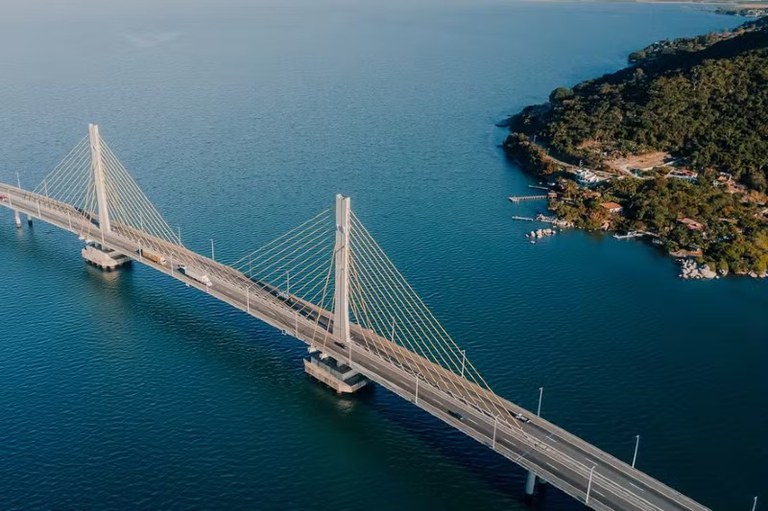 Foto aérea mostra a ponte Anita Garibaldi