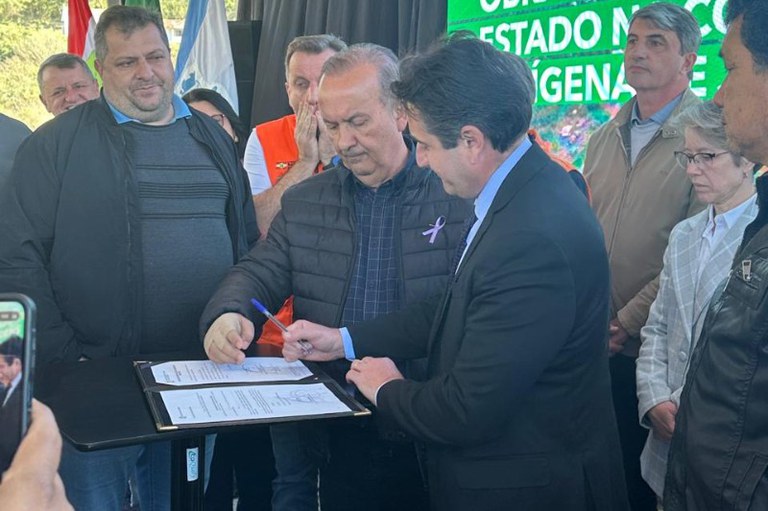 Foto do momento da assinatura das ordens de serviço