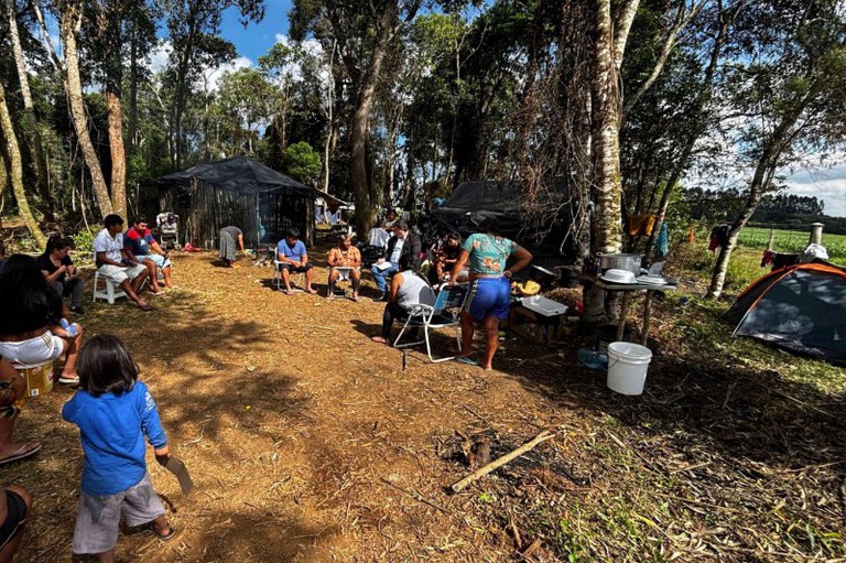 Foto mostra comunidade Kaingang em um local improvisado
