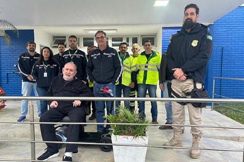 Foto mostra participantes da reunião posando para foto