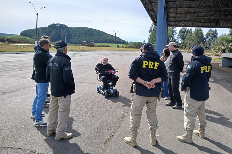 Foto mostra procurador da República e agentes da PRF reunidos
