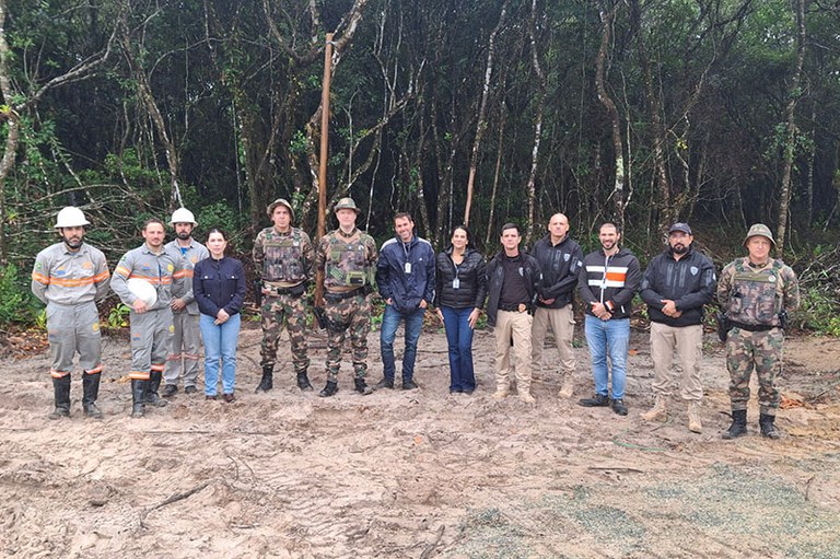 Foto mostra integrantes da Força-Tarefa durante a operação na praia do Ervino