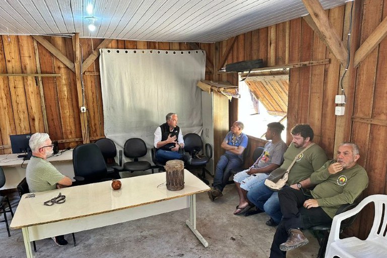 Foto mostra procurador da República em reunião com indígenas e Funai