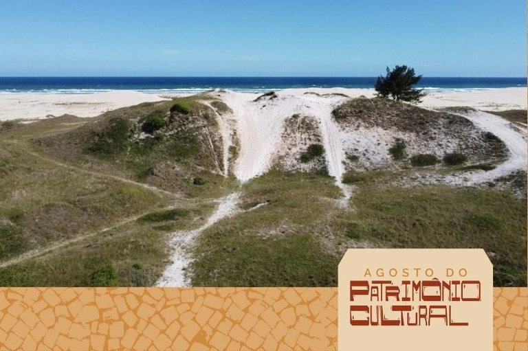 Vista aérea de dunas de areia com vegetação rasteira à beira-mar, com o oceano azul ao fundo. Na parte inferior, destaca-se um banner com a inscrição "Agosto do Patrimônio Cultural".