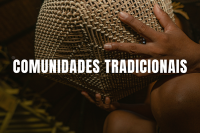 Foto mostra o detalhe da mão de uma pessoa negra segurando um cesto de palha. Em branco está escrito Comunidades Tradicionais