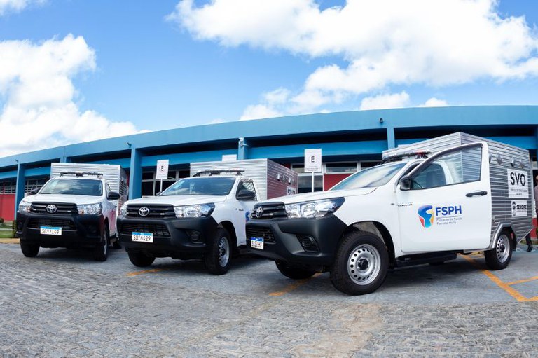 foto mostra três carros da Fundação de Saúde Parreiras Horta (FSPH) estacionados
